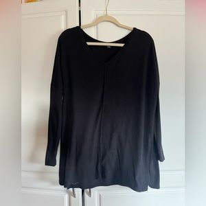Black long sleeve v-neck shirt